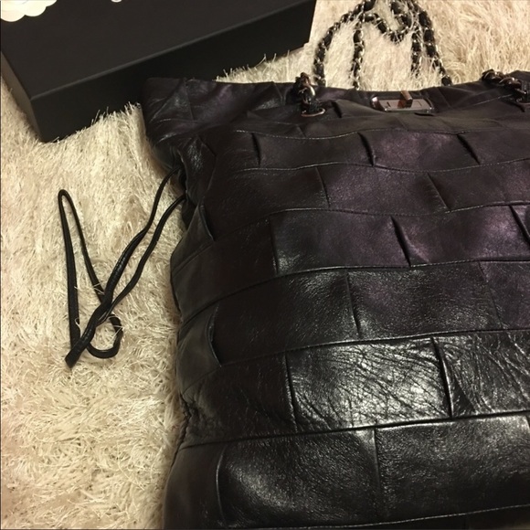 🌺SOLD 🌺Chanel glazed leather shoulder tote - Picture 4 of 11